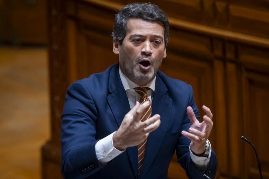 Presidente do Chega, André Ventura, exaltou-se com as questões dos jornalistas sobre o alegado furto de malas por ex-militante