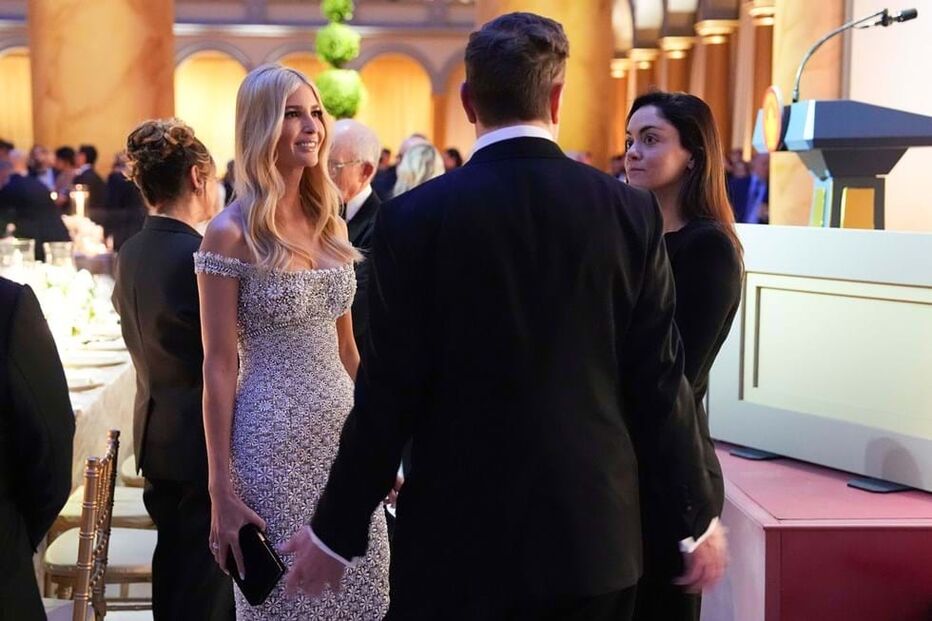 Musk (de costas) e Zillis (à direita) conversam com Ivanka Trump no jantar de tomada de posse de Trump, na semana passada. Foi a primeira aparição pública do casal.