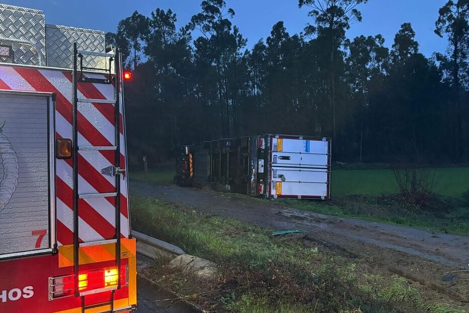 Condutor ferido após camião tombar na A3 em Barcelos