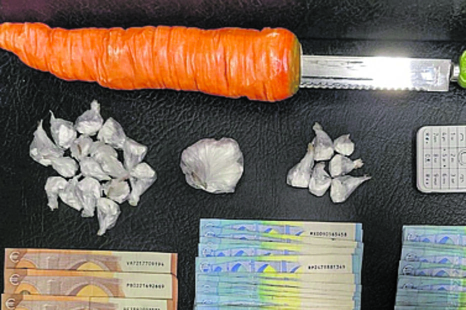 Faca e dinheiro apreendidos