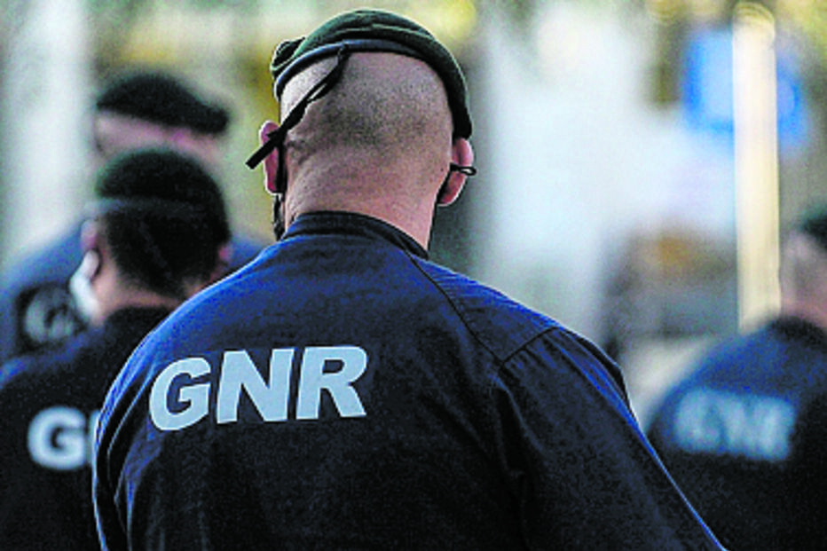 Militares que foram aos locais ficaram feridos 