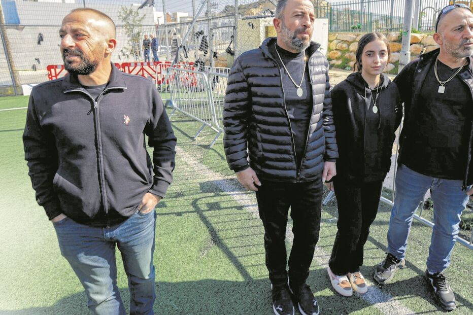 Familiares das vítimas no local do ataque