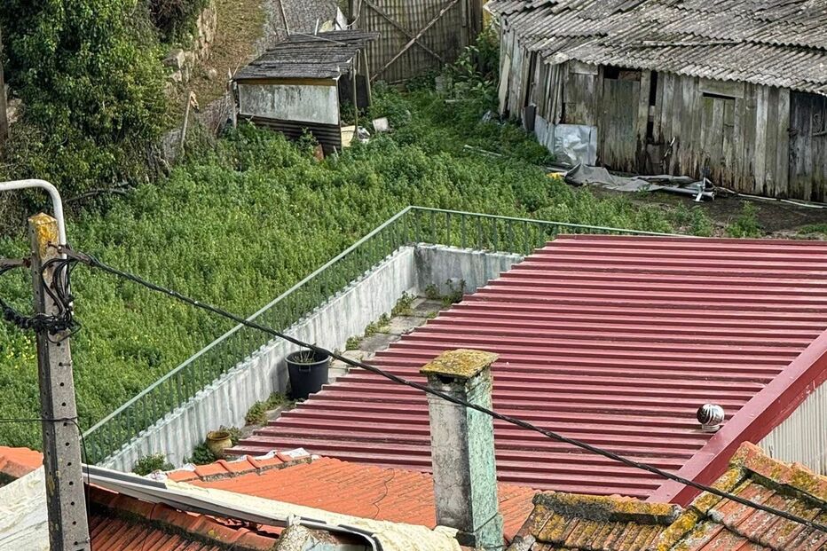Queda de estrutura metálica destrói telhado de habitação em Matosinhos