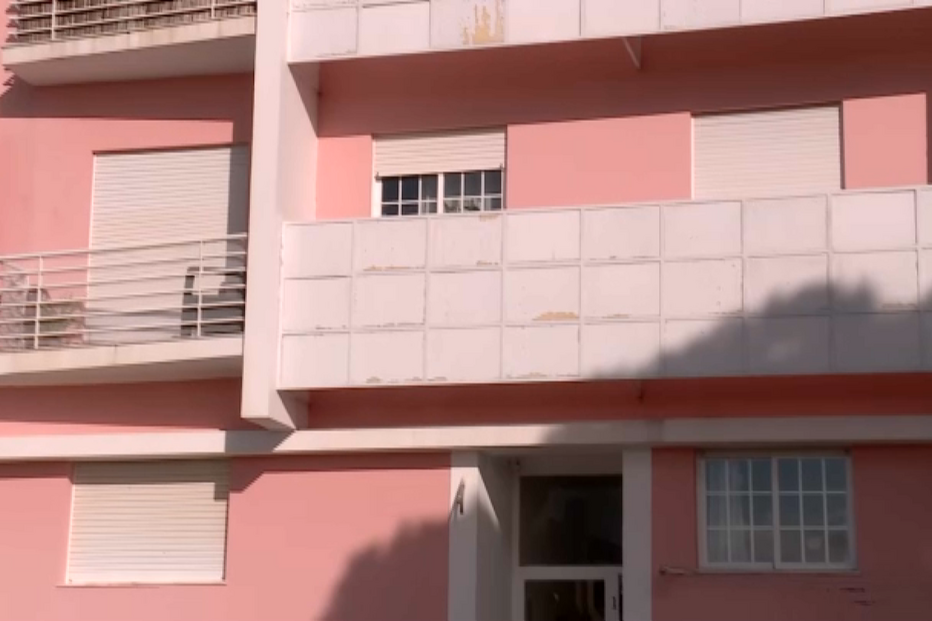 Casa onde homem matou a mulher e a enteada de 17 anos em Sesimbra