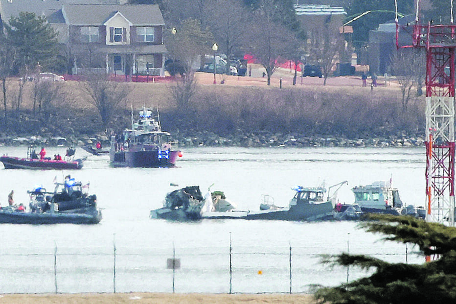Buscas. Várias embarcações participaram nas operações de resgate nas águas geladas do rio Potomac.