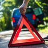 <![CDATA[ Colisão com autocarro escolar faz três feridos na A10 em Loures. Uma faixa está cortada ]]>