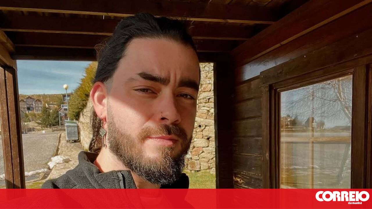 Recently separated from Mariana Pacheco, Syro is surprised live by his father and son