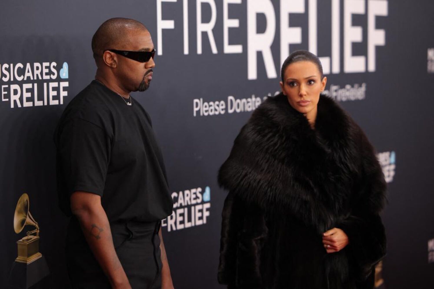 Mulher de Kanye West aparece quase nua nos Grammys e é convidada a sair ...