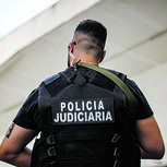 Sem suspeitar, abriu a porta a três vizinhos e acabou ameaçada com uma pistola e violada em casa