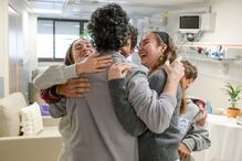 Ofer Kalderon, refém luso-franco-israelita, reúne-se com os seus quatro filhos 