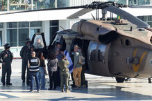 Keith Siegel, com a mulher e o filho