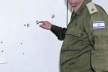 Porta do quarto seguro da família Bibas ainda exibe perfurações dos tiros de metralhadora