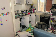 Cozinha dos Bibas ocupada e destruída pelos militantes do Hamas que raptaram a família a 7 de outubro