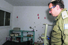 Major Roni Kaplan mostra o quarto de Kfir e Ariel, onde há brinquedos e marcas dos disparos na parede