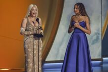 Beyonce ao lado da filha Blue Ivy, com o Grammy de Álbum do Ano 