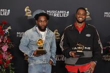 Kendrick Lamar e o produtor Sounwave, vencedores do prémio de Melhor Gravação do Ano por “Not Like Us”
