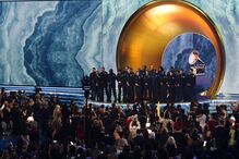 Bombeiros de Los Angeles no palco durante a 67.ª edição dos Grammys