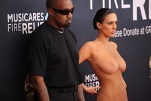 Kanye West e Bianca Censori na passadeira vermelha dos prémios Grammy