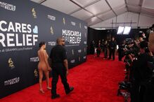 Bianca Censori e Kanye West na passadeira vermelha dos prémios Grammy 