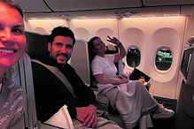 As irmãs e o cunhado festejam 