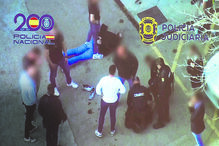 Polícia espanhola divulga vídeo com o momento das detenções e das armas no porta-luvas