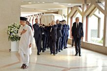 Príncipe Rahim carrega caixão do pai