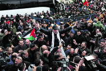 Presos palestinianos recebidos em festa em Ramallah 