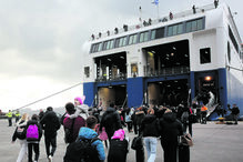 Habitantes e turistas estão a abandonar a ilha de ferry
