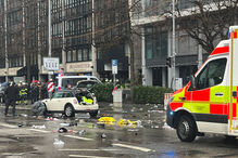 Carro atropela contra várias pessoas em Munique