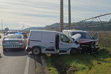 Um morto e três feridos em colisão entre carrinha e ambulância na EN2 em Abrantes. Bombeiro está em estado grave