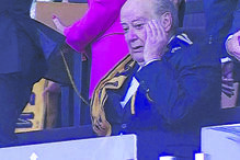 Emocionado, na tribuna do Jamor, ao vencer o último troféu: a Taça de Portugal, frente ao Sporting (2-1)