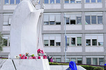 Homenagens no exterior do hospital