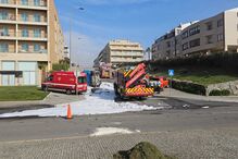 Camião capota e corta marginal de Gaia