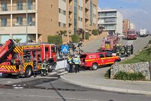 Camião capota e corta marginal de Gaia