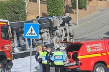 Camião capota e corta marginal de Gaia