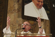 Cardeal argentino Jorge Bergoglio celebra missa em honra do Papa João Paulo II em 2005