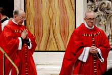 Jorge Mario Bergoglio, à direita, e o cardeal Juan Luis Cipriani Thorne, à esquerda, em 2005 