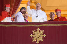Jorge Bergoglio cumprimenta os fieis como Papa Francisco I