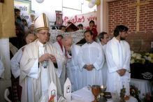 Jorge Mario Bergoglio celebra missa de homenagem a um padre assassinado em Buenos Aires, 2000