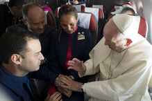 Papa Francisco fala com assistentes de bordo numa viagem de avião para Iquique, Chile, em 2018 