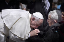  Papa Francisco beija a mão do missionário Gaetano Nicosia, de 100 Anos, em 2023