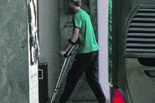 Hjulmand  desceu do autocarro já de muletas , para resguardar o tornozelo esquerdo