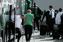 Hjulmand  desceu do autocarro já de muletas , para resguardar o tornozelo esquerdo
