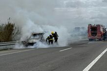 Incêndio destrói carrinha de transporte de mercadorias na A26 em Sines