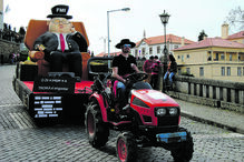 Domingo desfilam  350 foliões  e 11 carros alegóricos