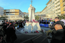 Fiéis rezam pelas melhoras do Papa junto da estátua de João Paulo II, no Hospital Gemelli, Roma 