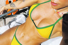 Mel Jordão mostra silhueta tonificada em biquíni