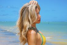 Mel Jordão mostra silhueta tonificada em biquíni