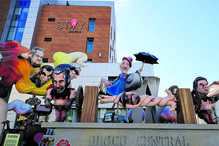 Políticos do passado e do presente no monumento  ao Carnaval de Torres Vedras