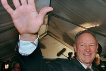 Gene Hackman acena aos fãs antes da estreia do filme “ANTZ” no Festival Internacional de Cinema de Toronto